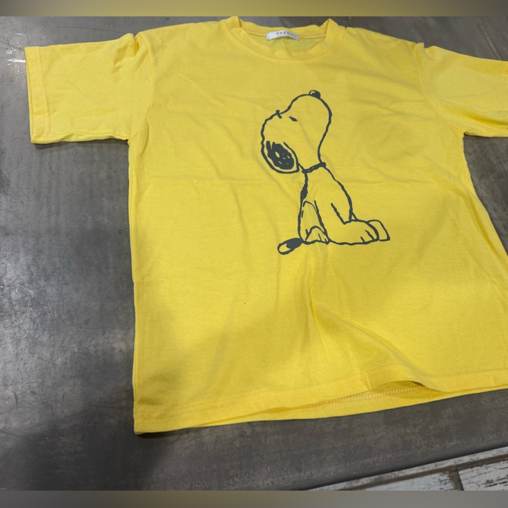 Yellow  SNOOPY tee-get in on the peanuts trend🔥 unisex, listed under women’s